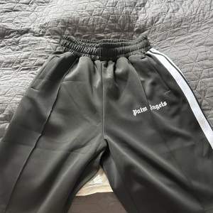 säljer palm angels shorts, helt oanvända 10/10, tags sitter kvar o qr kod finns, påse ingår.  Tar emot byten (beroende på vad) Storlek M Skriv i dm om ni vill ha fler bilder   OBS rep 1:1 