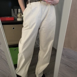 Linnebyxor - (LÅNADE BILDER) kostymbyxor i linneblandning med skärp från cider. De är helt oanvända och prislappen sitter kvar. Var för långa på mig (är 167 cm)