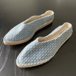 Tofflor i jeans  - Fina oanvända tofflor från Zara som tyvärr är för stora för mig 🦋