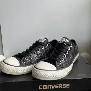 Snygga svarta skor från converse med paljetter/glitter på i storlek 5 1/2 (39) Endast lite använda!