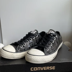 Converse skor - Snygga svarta skor från converse med paljetter/glitter på i storlek 5 1/2 (39) Endast lite använda!