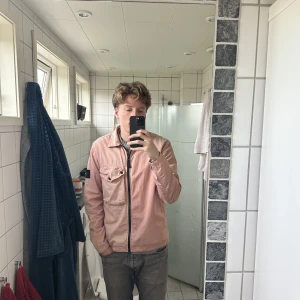 Stone island overshirt - Nypris: 4500 kr Storlek: L Perfekt skick Står för frakt Pris kan diskuteras Är 187 cm och väger 75 kg.