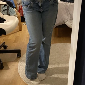 Lågmidjade jeans - Säljer mina Lågmidjade bootcut jeans från zalando/ltb. De är i bra skick men de är lite slitna längst ner vid benen men inget man tänker på och lite lite slitna där man har skärp. Säljs för 818 kr på zalando just nu (rabbart) och jag säljer för 220 kr❤️