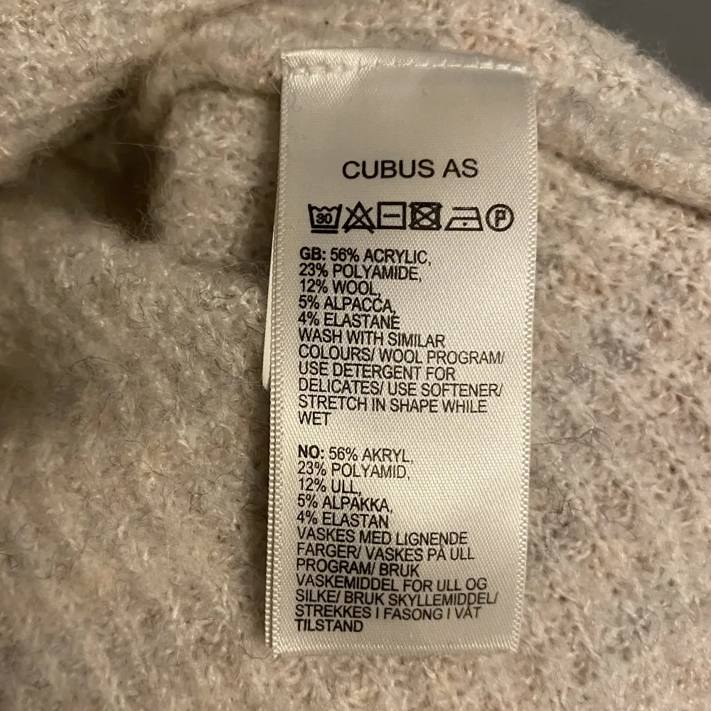Säljer denna beiga snygga stickade tröja från Cubus då den inte kommer till användning. Den är något ljusare i färgen i verkligheten!!💞  Nypris ca 500kr Inköpt för ca 3 år sedan men endags använd några få gånger, runt 5  gånger kanske.  . Tröjor & Koftor.
