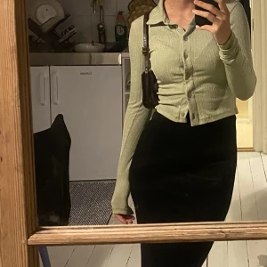 Grön skimrig - Säljer denna grönskimriga, knappt använda toppen från NA-KD 