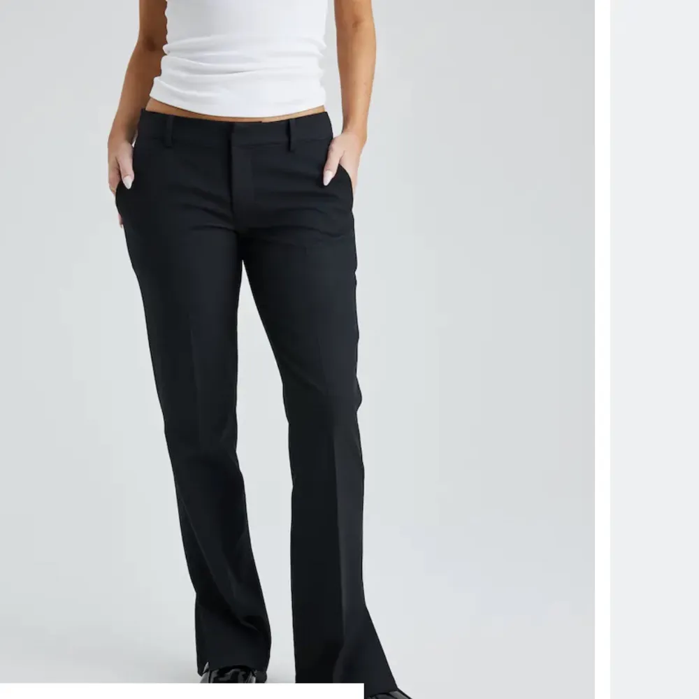 Säljer mina low waist kostymbyxor med slits nere vid benen eftersom att dom har blivit små för mig, använt några gånger men har inga skador alls. Bilden är tagen från google men kan skicka fler bilder på dem om man vill.. Jeans & Byxor.