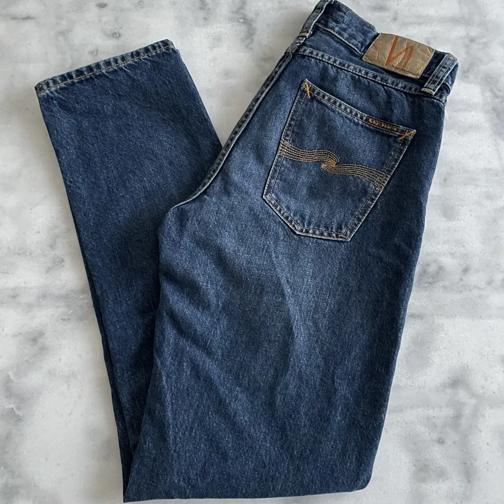Säljer mina super snygga jeans från nudie! Skicket är 10/10 då jeansen bara har använts några gånger. Nypris är 1600kr. Skriv för fler frågor eller funderingar!. Jeans & Byxor.