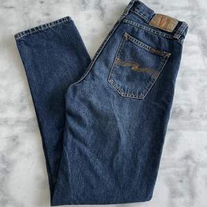 Säljer mina super snygga jeans från nudie! Skicket är 10/10 då jeansen bara har använts några gånger. Nypris är 1600kr. Skriv för fler frågor eller funderingar!