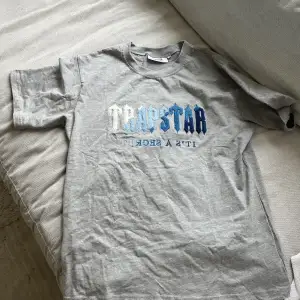 Trapstar T-shirt som har ett väldigt bra skicka, och  har bara använt den ett fåtal gånger. Skriv om ni vill ha fler bilder någonting. Priset kan diskuteras!