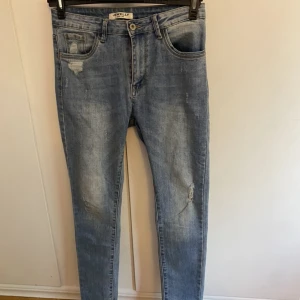 Jeans - Blåa jeans i bra skick. Medium stretch och högmidjade.