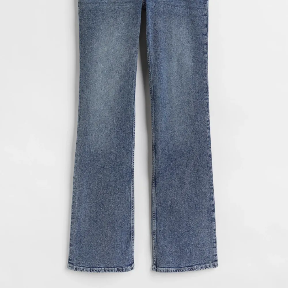 Blåa Flared jeans knappt använda, råkade beställa fel storlek så därför säljer jag dom. Midjan sitter relativt högt på mig med kort överkropp. Mycket sköna stretchiga jeans.. Jeans & Byxor.