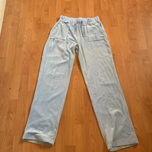 Juicy couture  - Använda. Men i väldigt bra skick. Super fina och inga problem med dem. Säljer dem pågrund av att jag aldrig använder dem längre❤️kan tänka mig att sänka priset vid snabbt köp!