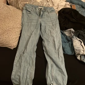 Jeans  - Snygga jeans,målat på ena fickan men inget annat. NA-KD jeans