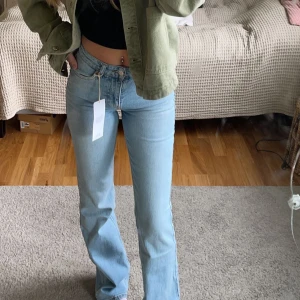 Jeans - Säljer dessa jätte fina midwaist jeans köpa för 500kr, säljer då dom är lite för långa på mig ,använda Max 3 gånger💞