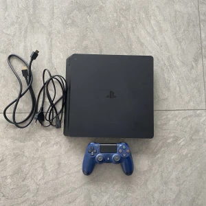 Ps4 slim edition  - En bra spelkonsol men kontroll och alla sladdar 