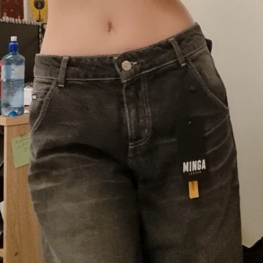 helt nya minga london jeans, köpta för 800 , råkat få hem två par och säljer båda eftersom jag köpte storlek 34 men har egenentligen 36 så dom är lite för små! 💖🫶 skriv för fler frågor. Jeans & Byxor.