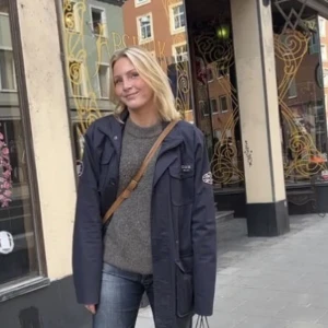 Stickad tröja  - Grå stickad tröja från indiska i nyskick. Väldigt varm och tjock till vintern ⛄️ ganska oversize 