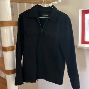 Lyle and scott höst jacka - Skick 8/10 En snygg jacka som är perfekt nu till hösten. 