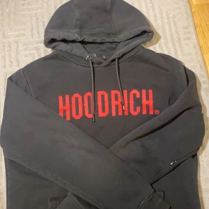 Hoodrich  - Säljer, det är gammal modell Den är i storlek M men passar även S. Använder inte den längre det därför jag säljer den. Har använt det några 3 gånger 