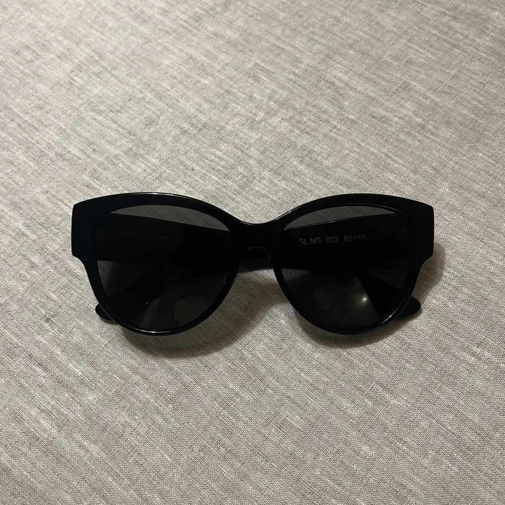 Säljer ett par Saint Laurent solglasögonen i modellen: SL M3 002 5516 Dessa kommer inte till användning längre . Accessoarer.