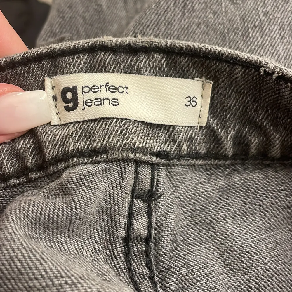 Ett par high waist jeans från Gina Tricot använda fåtal gånger Orginal pris 599. Jeans & Byxor.