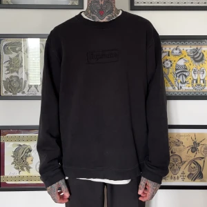 Supreme cut out box logo crewneck - Croppad hem och i ärmarna. Sitter liiiite boxigare än vanligt.. Large. (Skippa alla 1000 frågor för att sen strunta i köpet. Köp nu eller inte alls, slösa inte min tid tack! Jag möts inte längre upp pga tidsödslande intressenter.)