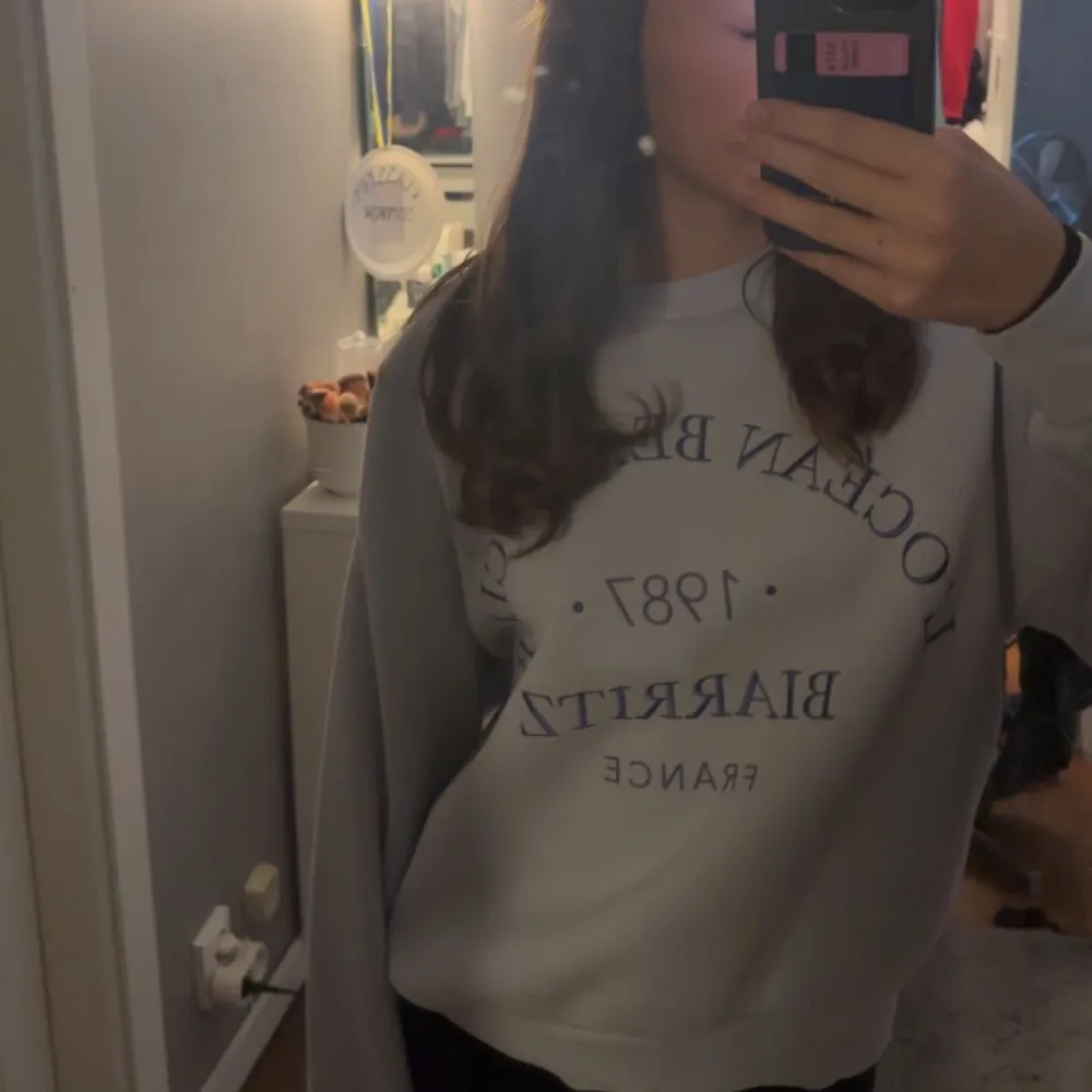 Ljusblå sweatshirt från ginatricot, använd ca 2 gånger så inga defekter osv💓. Tröjor & Koftor.