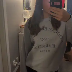 Ljusblå sweatshirt från ginatricot, använd ca 2 gånger så inga defekter osv💓