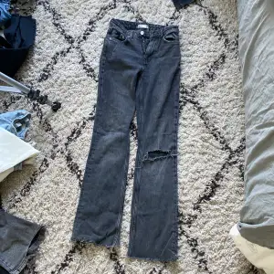 Ett par jeans med hål i från gina lågmidjade och flared!💞💞köpta för 499 men säljer för 200!💘
