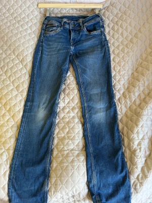 Pepe jeans  - Säljer dessa ursnygga jeansen från Pepe! Använda men i superfint sick. Dom är i modellen straight och storlek 26/30. Säljer pga att dom inte kommer till användning längre och inte passar mig riktigt! Pris kan diskuteras. Ordinarie pris är 1000