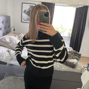 Randig stickad tröja  - Jättefin randig stickad tröja, från Gina i storlek xs😚😚