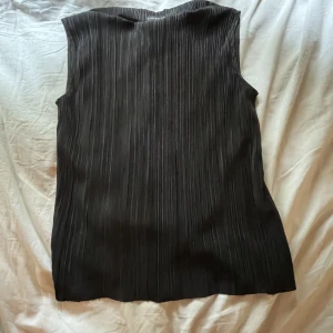 FESTLIG TOPP - Säljer denna fina topp från STOCKH LM då jag inte använder den! Nyskick❣️storlek S, säljer för 170kr + frakt (priset kan diskuteras!)