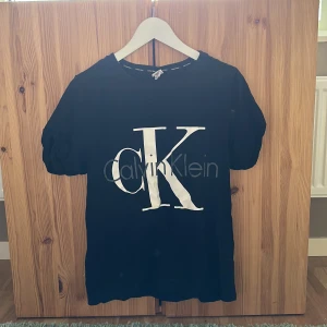Calvin Klein T-shirt  - Storlek L, knappt använd. 