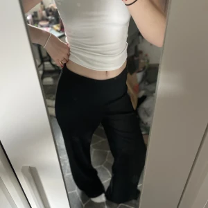 Svarta kostymbyxor  - svarta kostymbyxor från Zara, strlk M, ska vara högmidjade men blir lågmidjade på mig då de är för små💕 är 169cm lång och det är alldeles för långa på mig💋