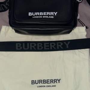 Riktigt clean svart Burberry väska med Burberry påse Köpt för några dagar sen och den är oandvänd
