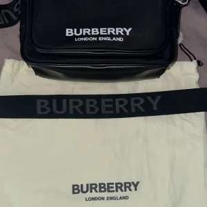 Burberry Väska - Riktigt clean svart Burberry väska med Burberry påse Köpt för några dagar sen och den är oandvänd