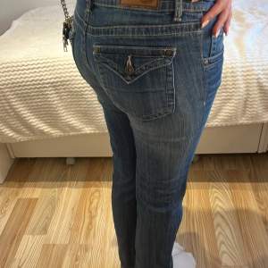 Säljer dessa vintage jeans med as snygga fickor😍står ingen storlek men passar mig med 36🫶🏼passar folk som är 155-163 cm