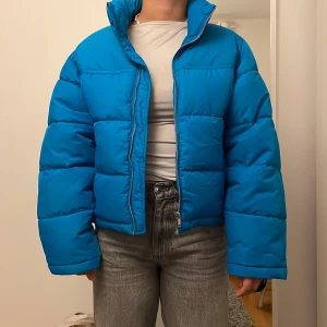 Vinter jacka  - Helt ny oanvänd jacka. Från Gina tricot som är i dun material. Den är sann i storlek och jag bär storlek s 