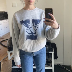 college sweatshirt - säljer denna tjocktröjan med yale tryck på! köpt på hm, använt ett par gången men är i bra skick:) snygg på både killar o tjejer 💓 kolla gärna min profil för mycket mer!