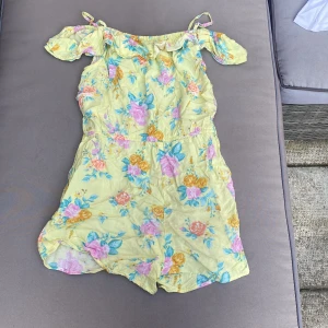 Byxdress  - Säljer denna klänning med inbyggda shorts pågrund av att den inte är min stil längre . Köpt ifrån Italien.