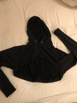 Cropped Hoodie - Svart, S/M. Endast Swish-betalning! Skickar själv via Postnord, spårbart! Meddelar dig fraktavgiften, innan! 😊🌸
