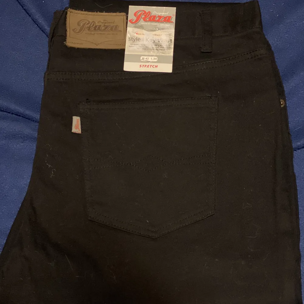 Helt nya svarta plaza jeans i modellen ”keywest” o med prislappen kvar! Finns ett par i storleken W42/L34. . Jeans & Byxor.