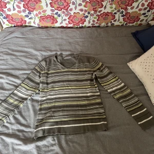 Stickad randig tröja  - Stickad tjocktröja med ränder från Kappahl men köpt second hand. Mycket bra skick och inga hål eller fläckar. Perfekt nu till hösten. Använd gärna köp nu!💕