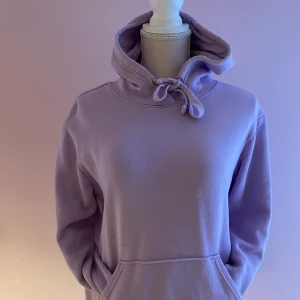 En fin ljus lila hoodie  - Tröjan kommer från Hm. Den är som ny, knappt använd 
