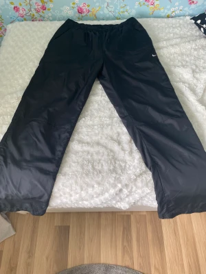 Nike byxor  - Vintage Nike byxor. Väldigt sparsamt använda och är i mycket bra skick.