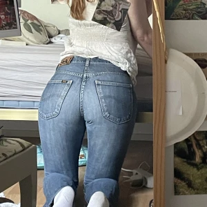 Lee jeans - Vet inte exakt vilken storlek men skulle säga att de passar storlek 36, så fint skick och har varit älskade länge men nu har jag vuxit ur dem och de passar inte mig (storlek 38-40) längre! Pris kan diskuteras 💕