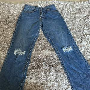 Mörka jeans från hm med slitage vid knäna endast testade 