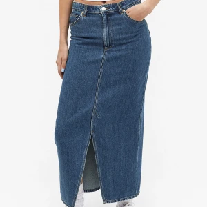 Lång jeanskjol den Monki - Säljer min fina jeanskjol från monki. Jättefint skick och i storlek 34. Säljer för 190! 