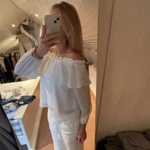 Volang blus - Säljer denna otroligt gulliga blus med volang ifrån hm. Köpt för ett tag sen så går inte att få tag på längre. Använd 1-2 gånger men kommer inte till användning för mig tyvärr. Riktigt bra skick utan några defekter. Tryck på köp nu eller skriv vid frågor❤️