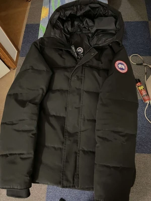 Canada goose jacka - En superfin canada goose vinterjacka använd en vinter sparsamt och fint ,inga skador alls på den. Jackan är självklart äkta ,Bevarat i rök och djurfritt hem ,för mer information skriv privat (vid snabb affär sjunker priset) . Först till kvarn som gäller! 